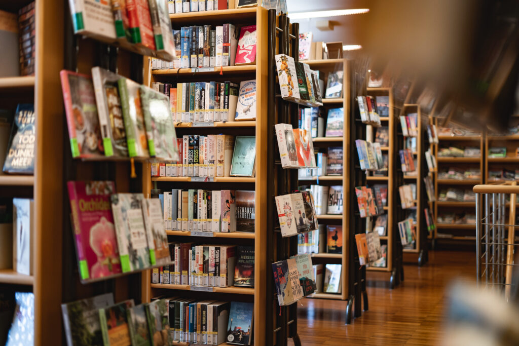 fünf Reihen von Bücherschränken in der Bücherei